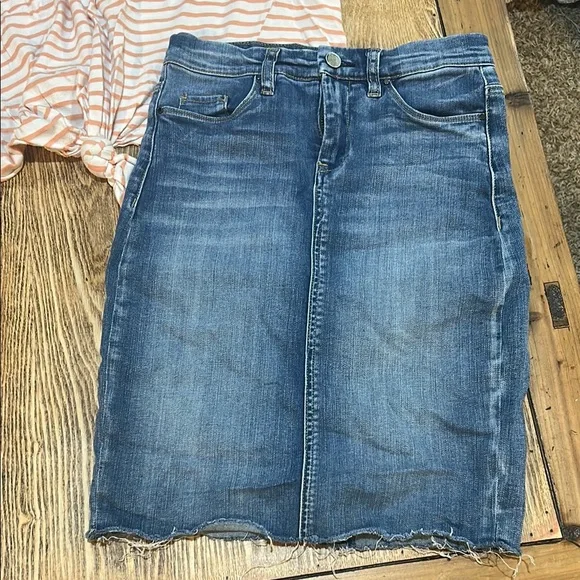 Striped Tie-Front Top with Jean skirt box 5 - Picture 3 of 7